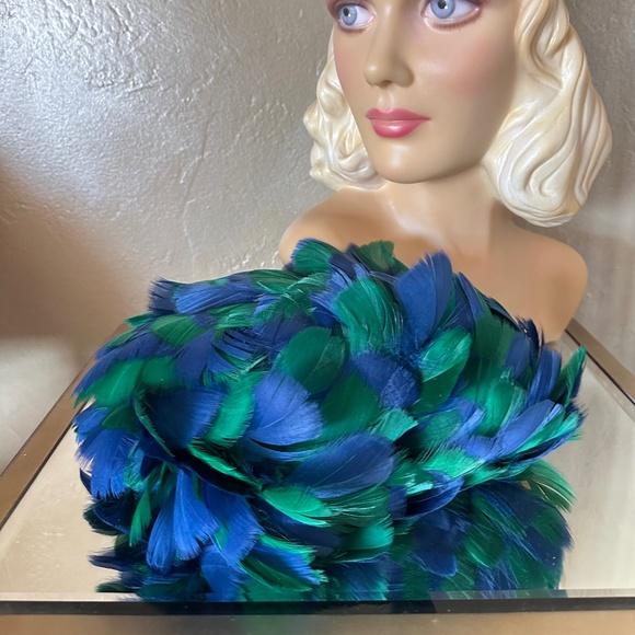 QUIRKY 1970s\' FLEXIBLE HAT MADE OF GREEN AND BLUE FEATHERS main image 11